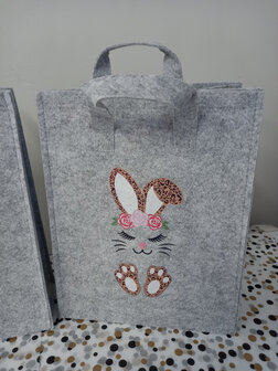 Vilten tasje lichtgrijs met haasje Pasen 23x10x33 cm voor eieren zoeken