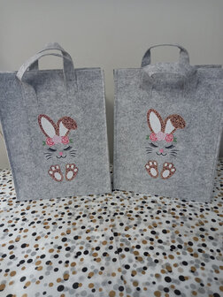 Vilten tasje lichtgrijs met haasje Pasen 23x10x33 cm voor eieren zoeken
