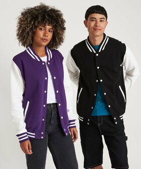 awd is Varsity jacket unisex met ribben boord en drukknoopsluiting