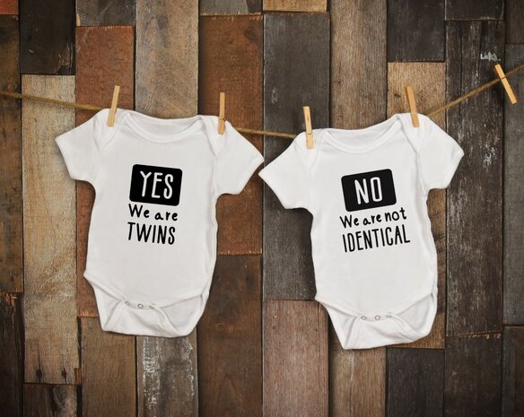 Tweeling rompertjes van katoen voor baby's